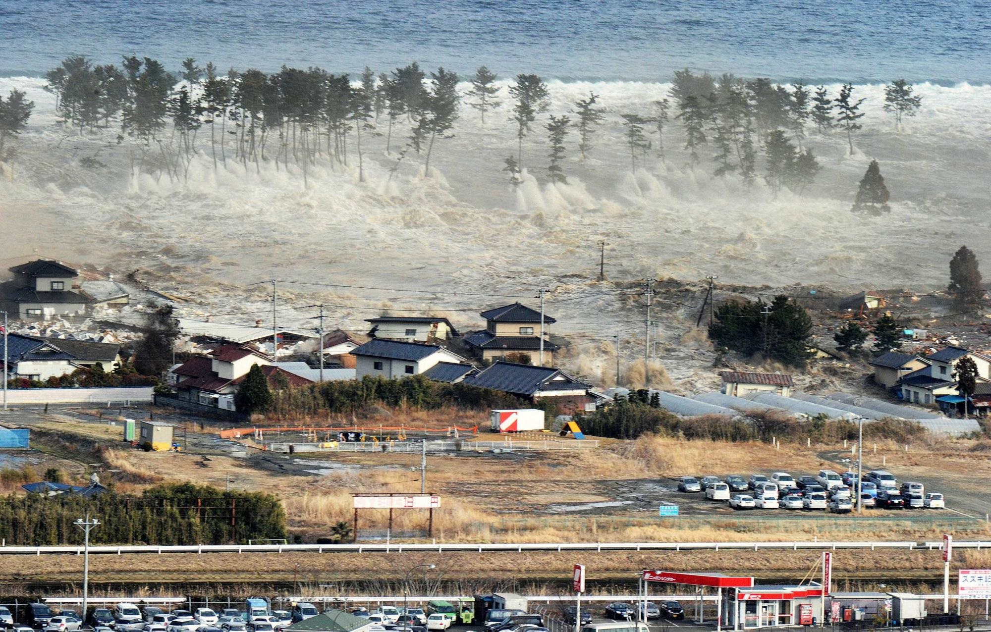 日本本州岛东岸近海海底接连发生两次强烈地震,其中23时36分发生的