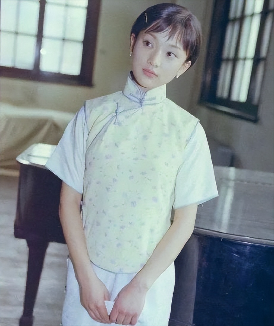 从16岁做挂历模特起,至今周迅已经出道了整整32年,因为长着一张娃娃脸