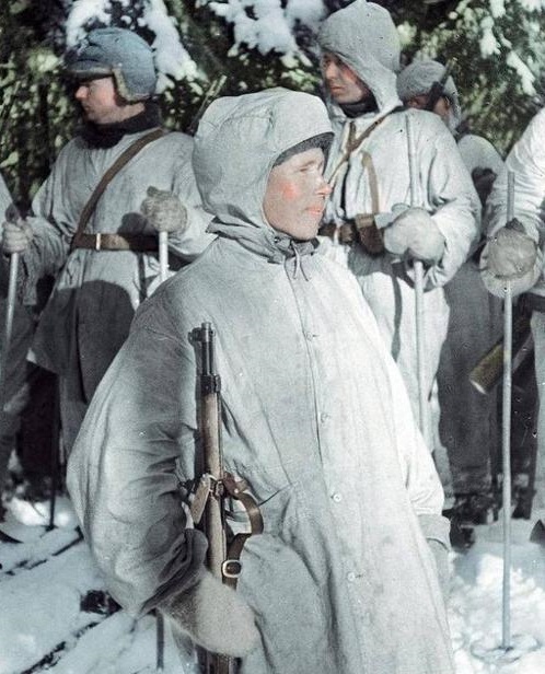 还原真实的"西蒙·海耶":身高只有1.6米,杀700多人从不后悔