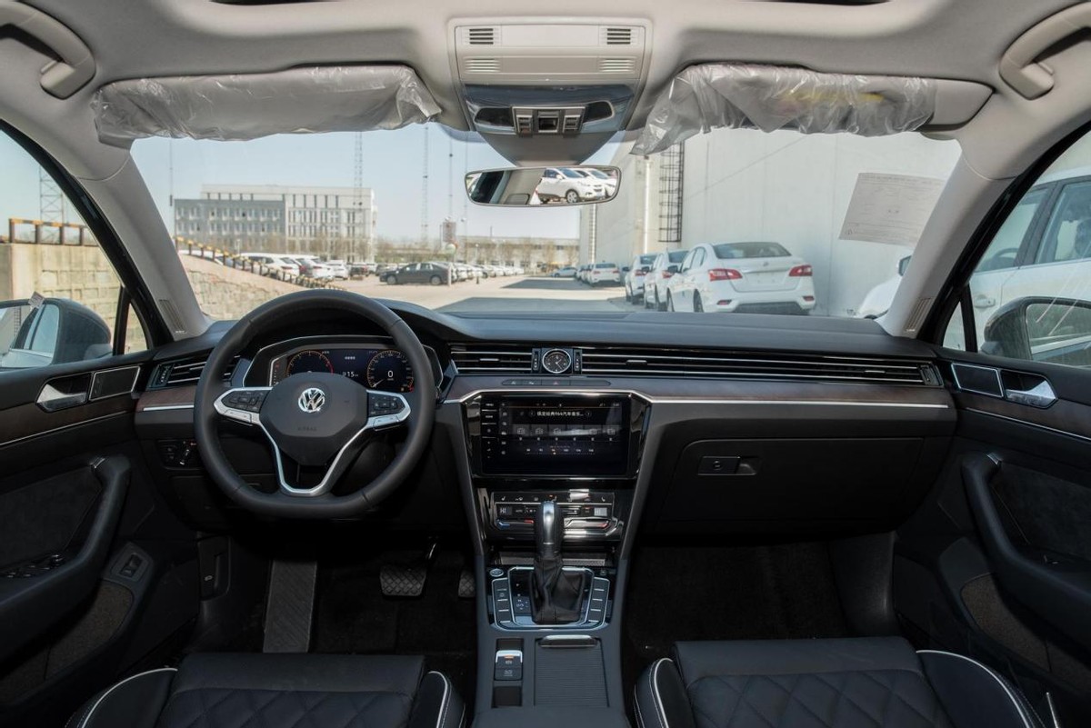 轴距2871mm，外观沉稳大气，内饰精致有内涵，试驾大众迈腾