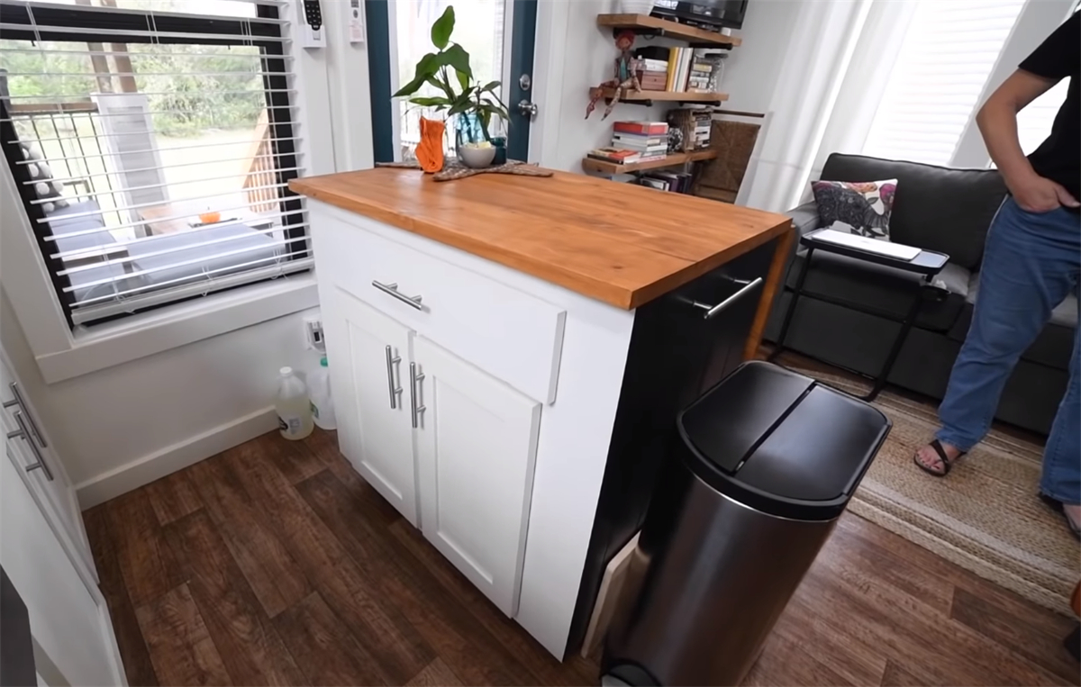 一位65岁奶奶独居37㎡小家：利用4米层高做卧室，蜗居日子转眼1年