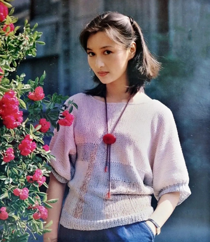 挂历女神殷亭茹：爆红后退圈，中年丧夫，晚年又病死他乡令人唏嘘