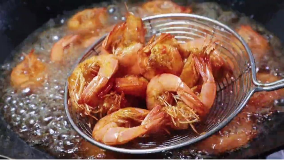 广东经典名菜避风塘炒虾，大厨分享详细的配方，连壳带肉吃光光