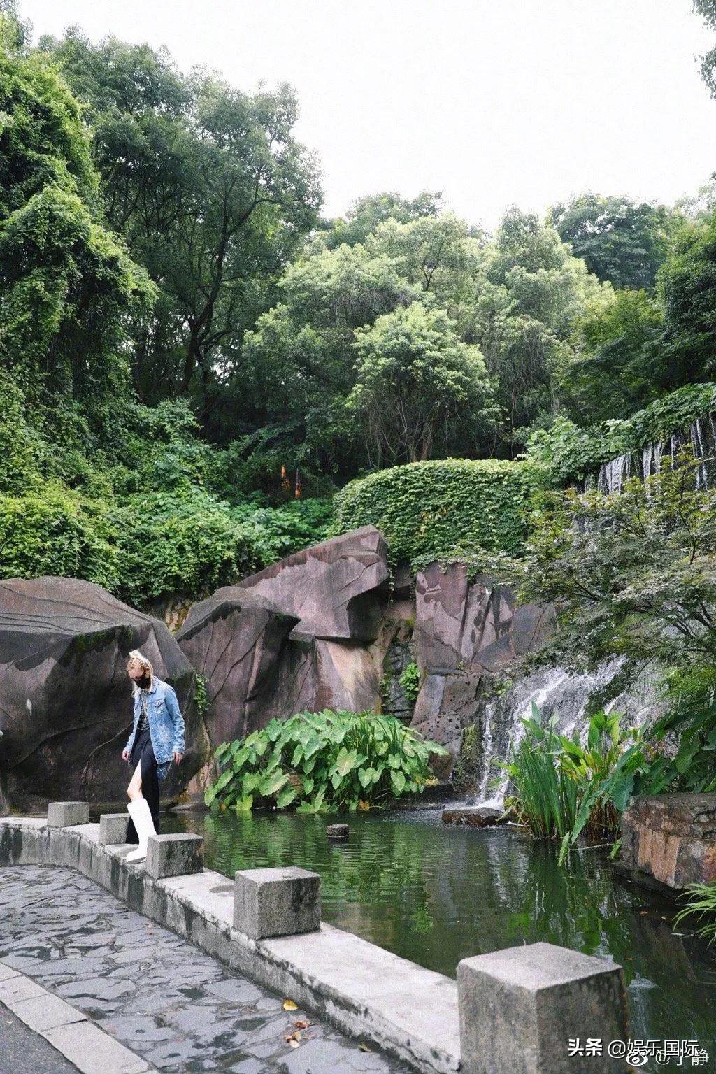 宁静晒山间漫步随拍 金发脏辫配长靴好酷飒