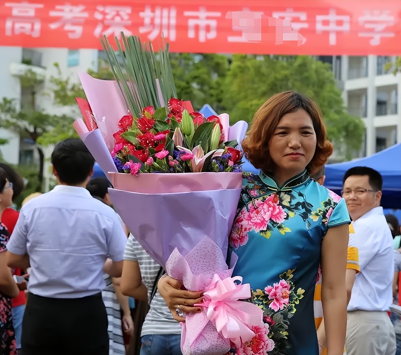 孩子高考，家长用不用准备旗袍和鲜花，老师直言不是你想的那样