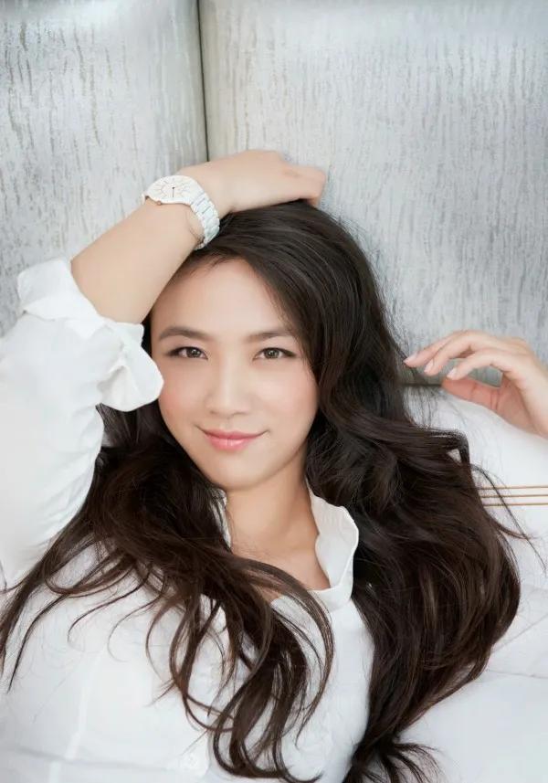 汤唯骨子里自带气质，侧脸风情万种，网友“绝对是个美人胚子”