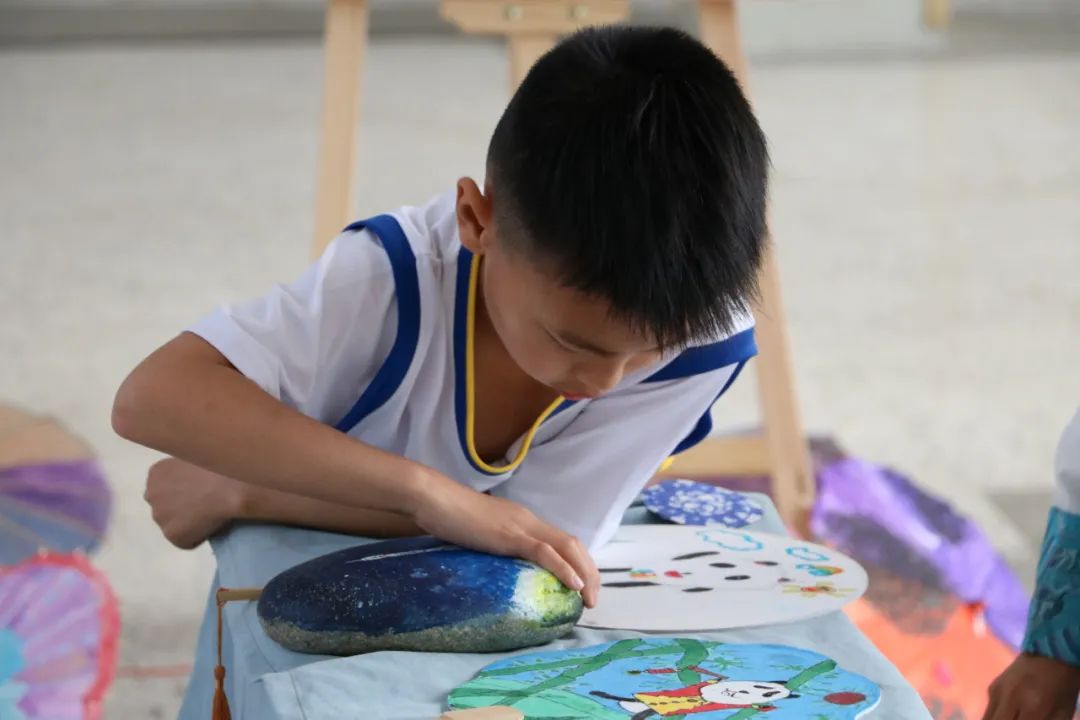连接梦想，缤纷童年｜双流区实验小学外国语学校举行美术社团展览