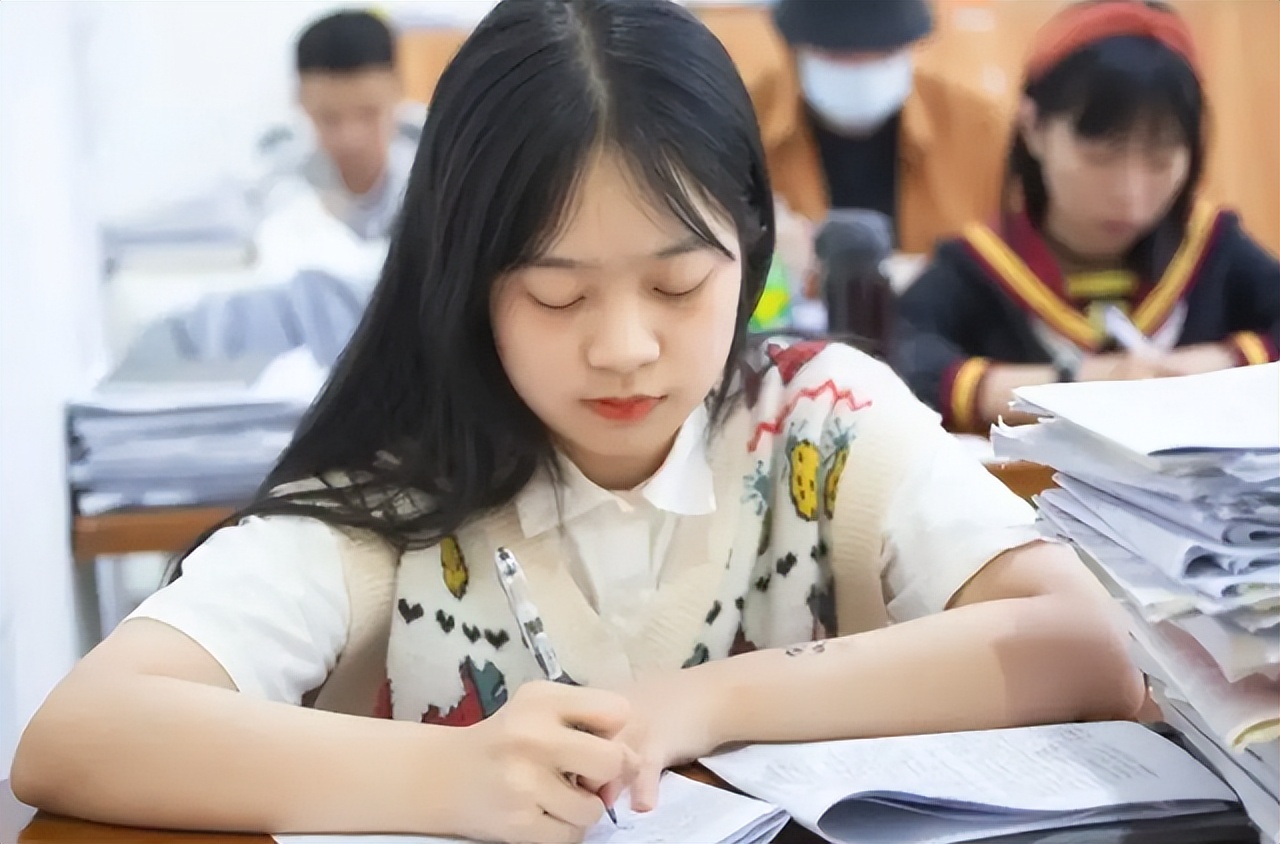 2022高考人数出炉，河南依旧高居榜首，学生表示太难了
