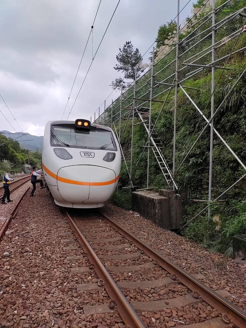 台鐵“太魯閣號”再傳意外，施工鋼軌斷裂砸車頭，車窗玻璃碎裂