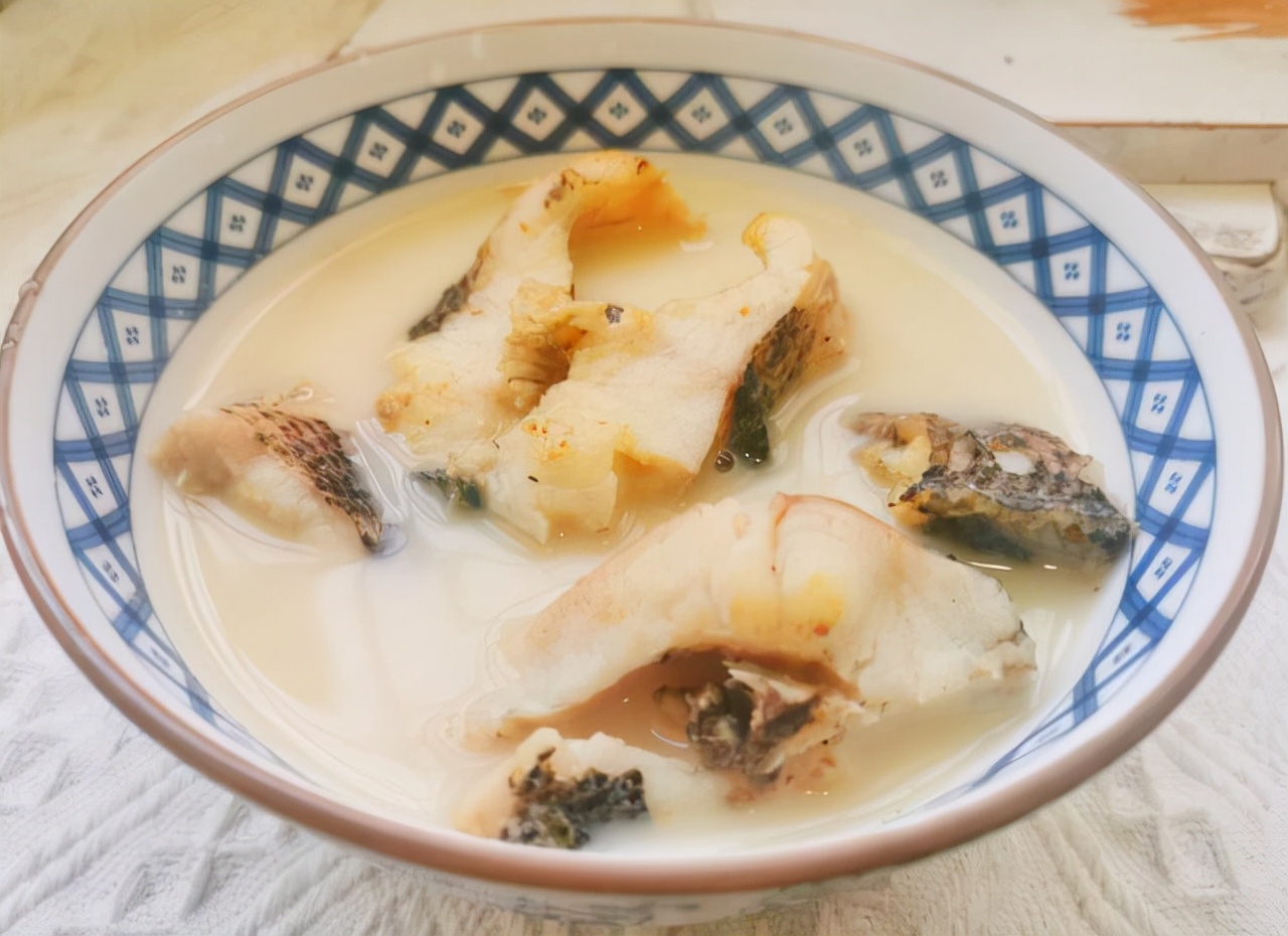 黑鱼熬汤的做法(鲜美黑鱼，家常熬汤新手攻略)