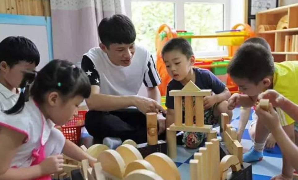 苏州一男幼师火了，“可盐”又“可甜”，笑起来还有两个小酒窝