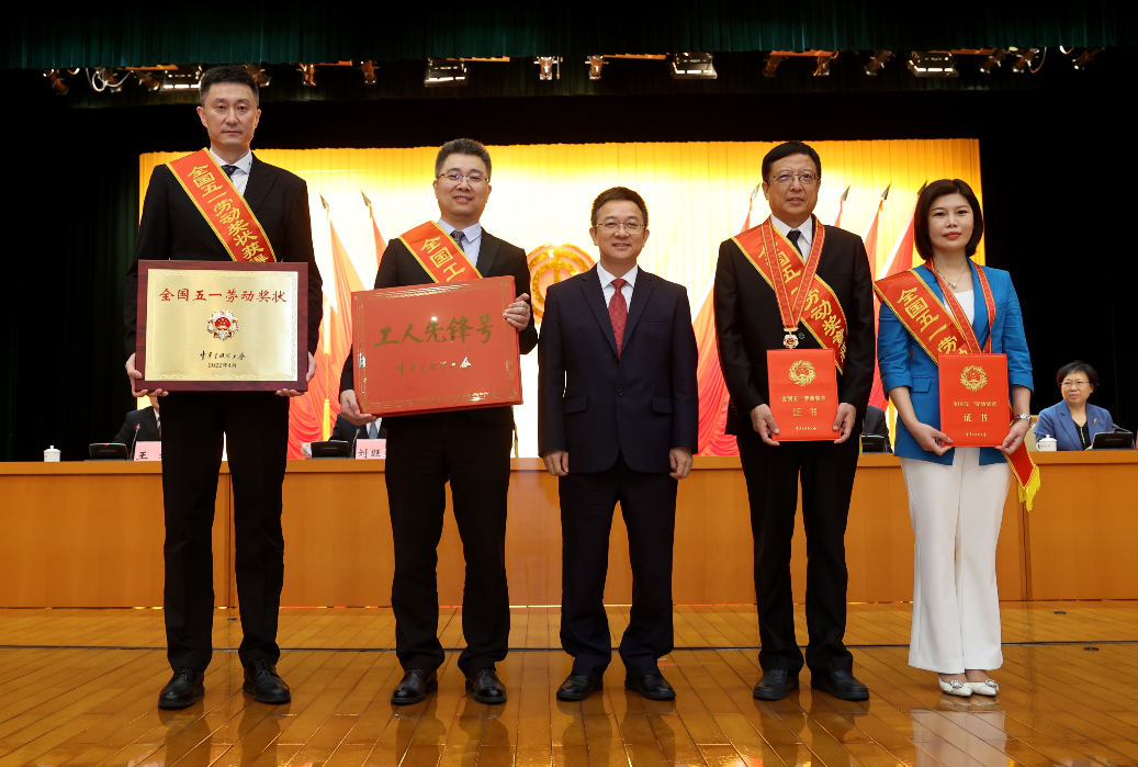 cba徐杰哪个什么奖(CBA四消息！徐杰展现书法，杜锋代表广东队领取了大奖)