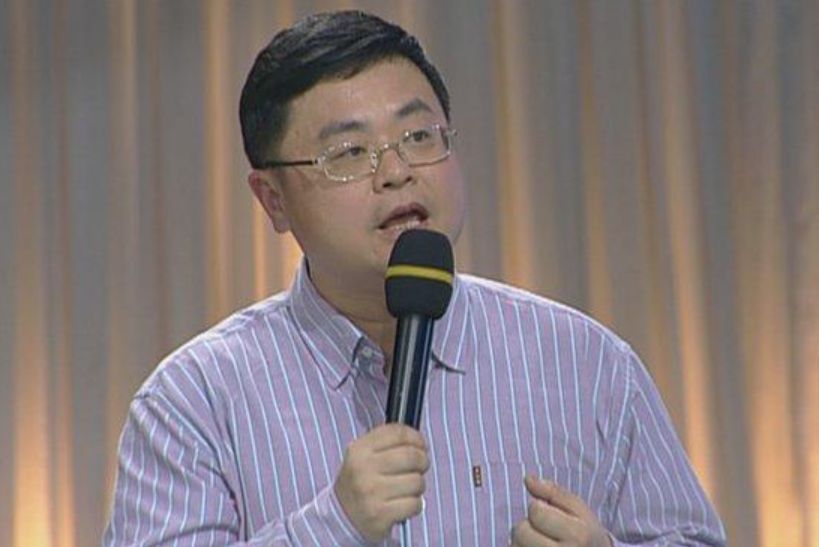 10年前除夕夜，3岁小男孩被逼雪地“裸跑”，后来他怎么样了？