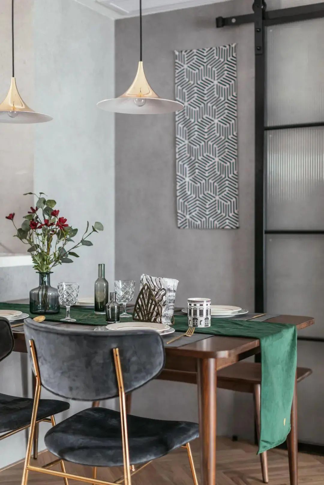 80㎡二房，花5W爆改成浪漫轻奢风的一居室，实用性更强，颜值更高