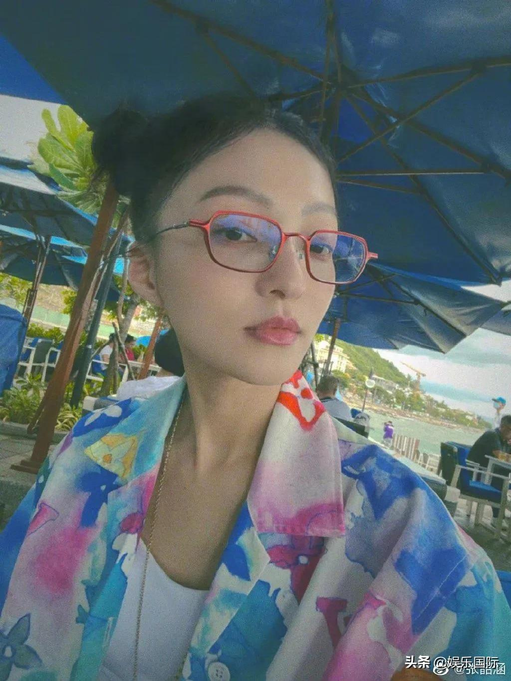 张韶涵扎双丸子头海边度假 笑容灿烂似少女