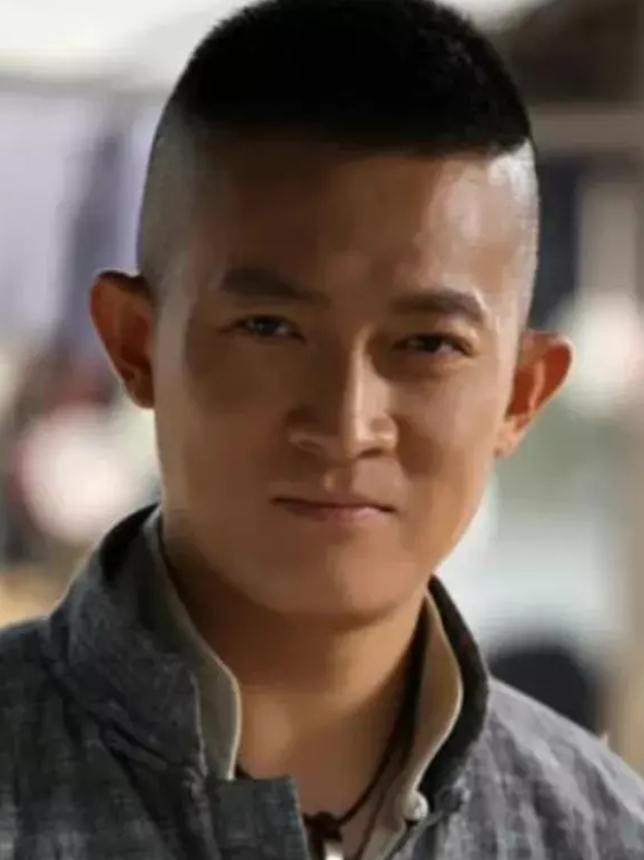 撞脸能有多尴尬！相似的脸却一个帅气一个“土气”，实在离谱