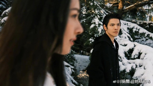 向佐晒一家三口照，轻抚妻子腹部满脸幸福，郭碧婷大肚抢镜