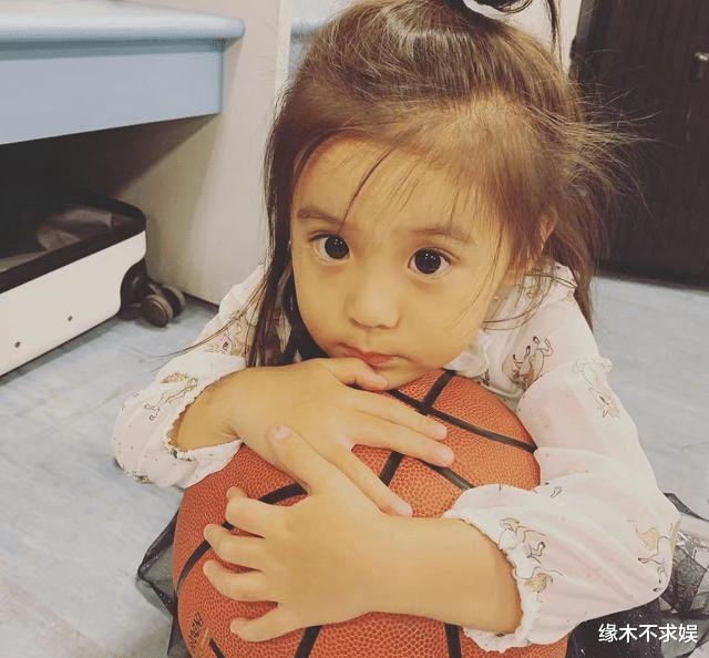 修杰楷偏爱大女儿咘咘？他镜头下7岁的咘咘，既乖巧又漂亮