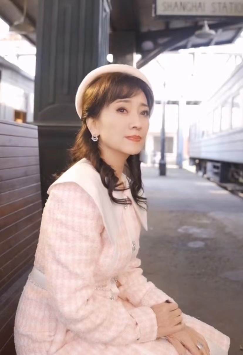 68岁赵雅芝再扮冯程程,穿粉色洋装秀小蛮腰,时隔41年容颜未改