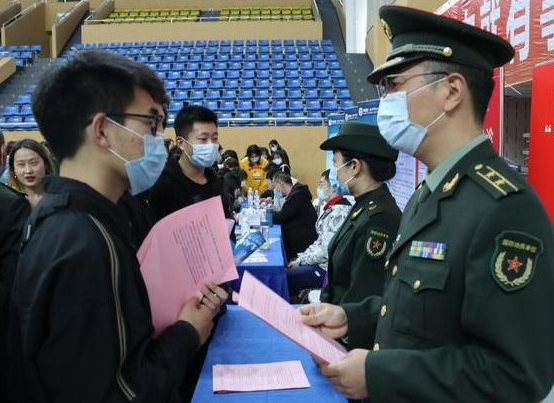 大学生参军入伍两年，退役后能领多少经济补助，学生应心中有数