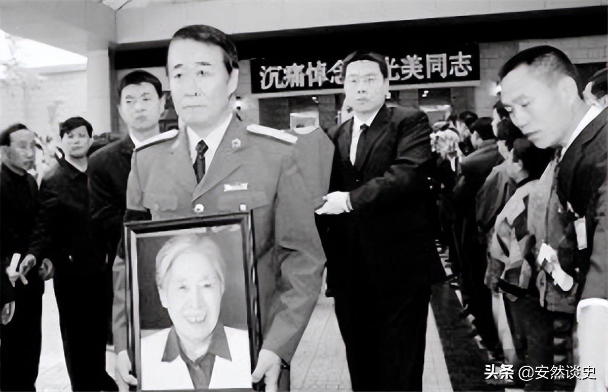 王光美的追悼会上，来了两位特殊的人，刘源将军看到后，泣不成声
