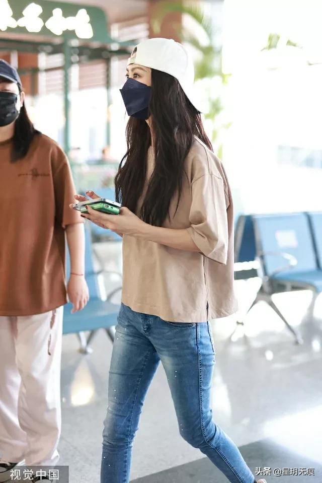 薛凯琪反戴鸭舌帽现身机场 穿搭休闲全程低头玩手机