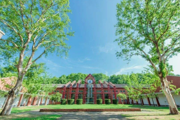 这所大学校内拥有37个食堂，5个地铁站，网友：又是别人家学校