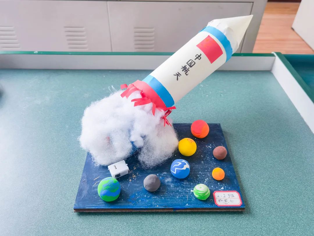 黄甲小学开展“人人参与科技节，我的科技节我做主”科技节活动