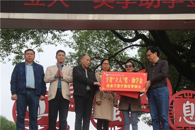 湖南高三女学霸戴宇菁：高考前夕白血病离世，遗嘱让师生泪目