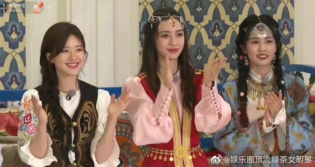 综艺《奔跑吧》直播截图中的baby小姐姐和新疆路透哦