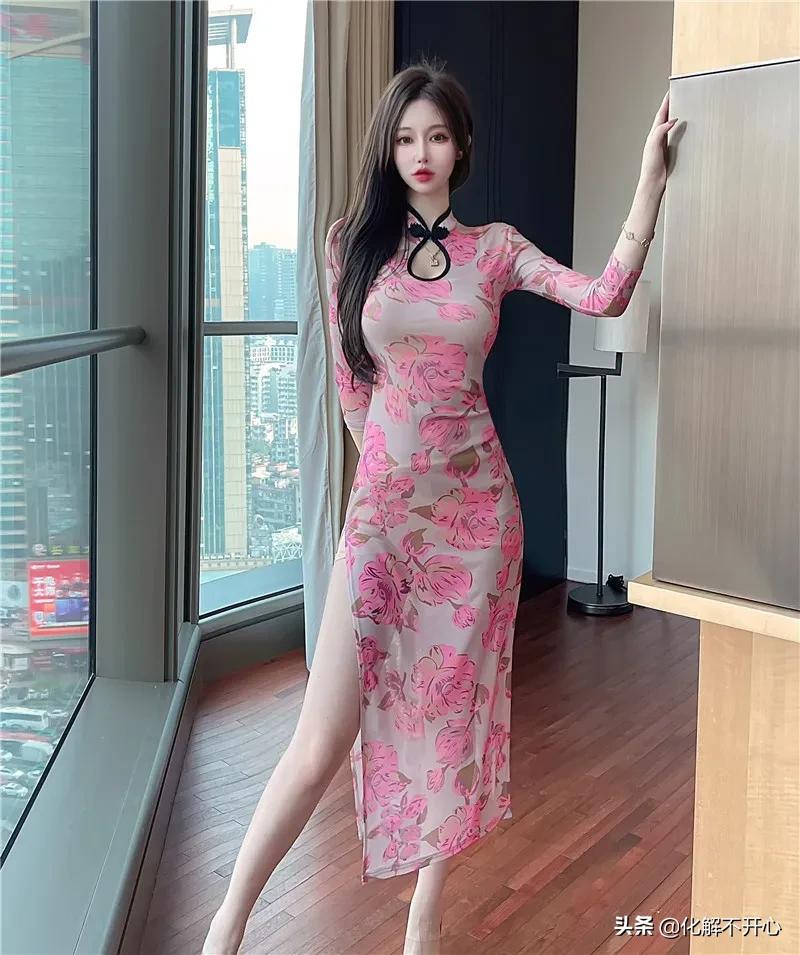 穿搭壁纸:梅花长旗袍