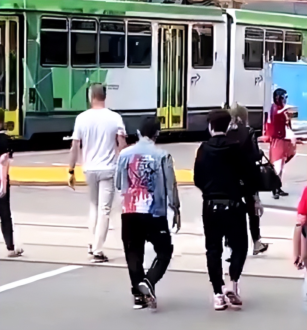 周杰伦全家出游，助理检查路人手机禁止拍照，网友建议当事人报警