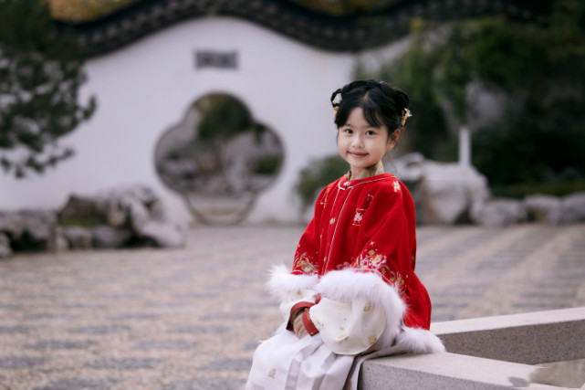 包文婧晒母女古风写真庆元旦，饺子变豁牙小萌妹，越长大越好看