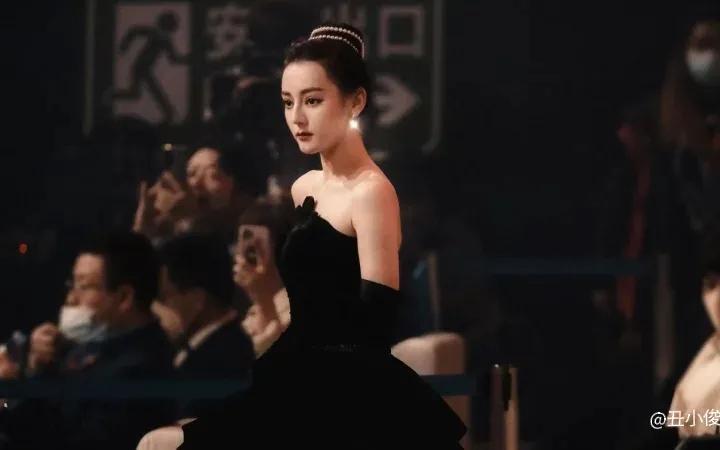 女明星用实际行动诠释丝绒的高级感