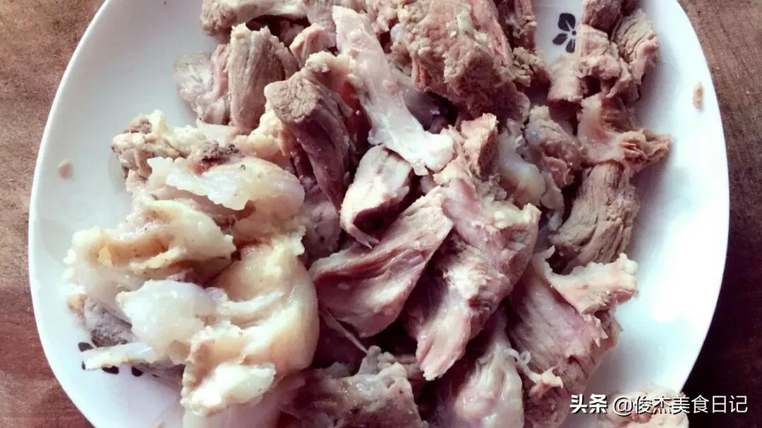 拆骨肉的家常做法（你看不上的大骨头做成拆骨肉非常好吃）