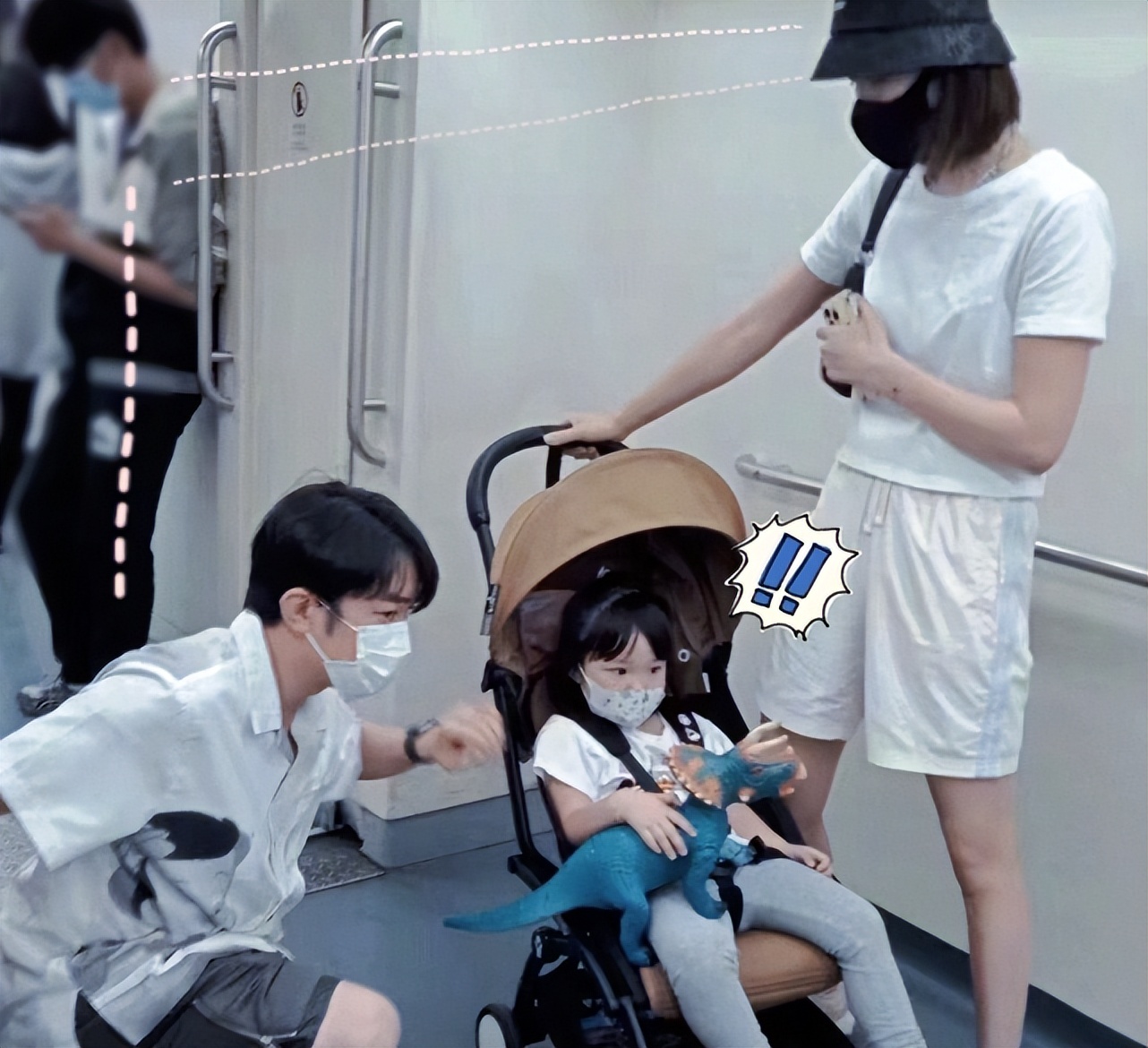 王祖蓝夫妇带娃出游，一人抱一娃大秀幸福，俩女儿个头猛蹿像妈妈