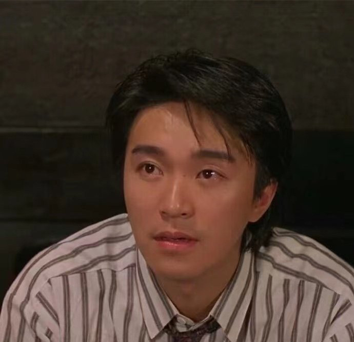 这位留着短发,爱穿旗袍的干练女性,个性非常独立,周星驰的名字就是