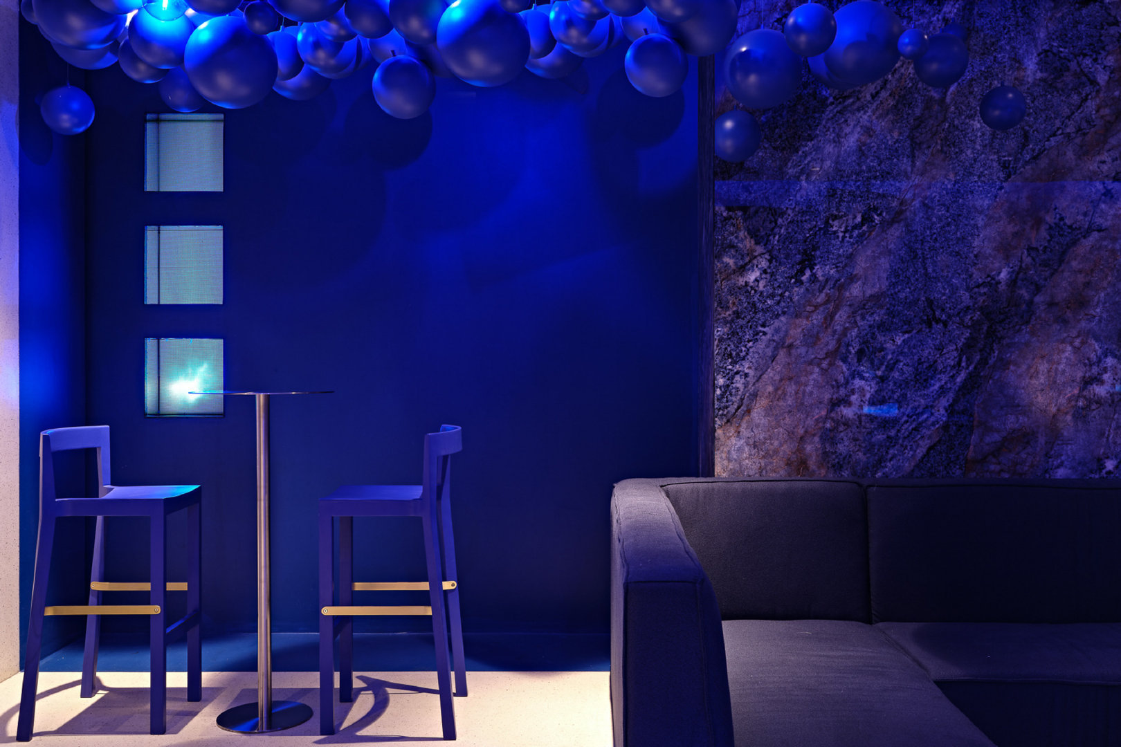 克莱因蓝色的寓意(克莱因蓝色的寓意 文案)