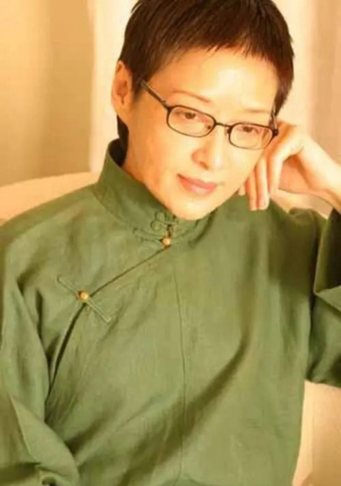 看到69岁胡因梦才发现:女人上了年纪剪短发,原来可以这么高级