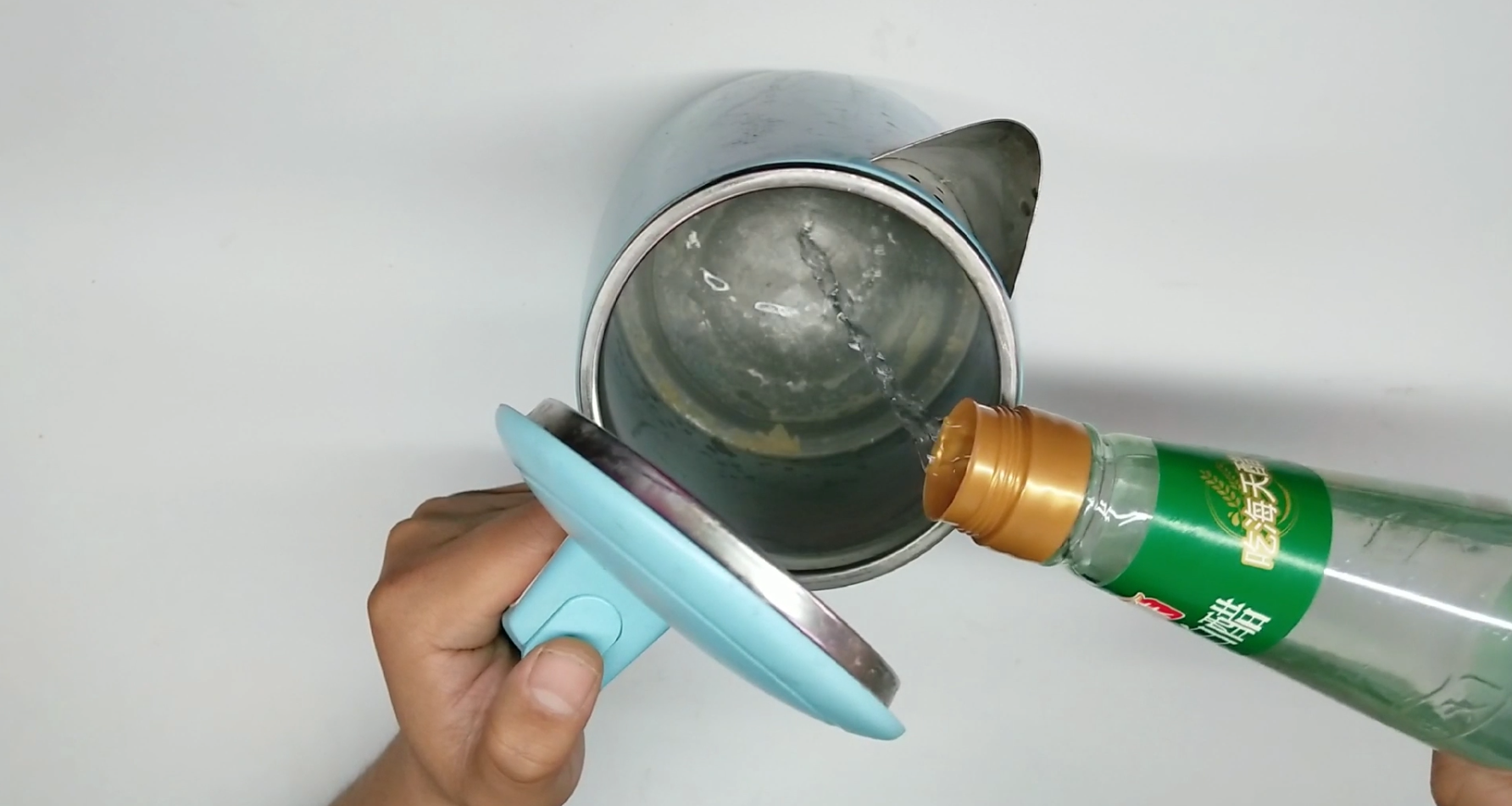 在水壶里滴点白醋,水垢自动往下掉,一个月都不用刷洗,太实用了