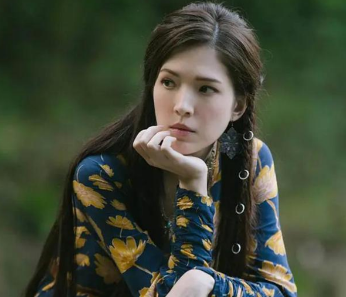 邱泽许玮甯官宣结婚！晒亲密合影大秀恩爱，贴身搂抱手上钻戒吸睛