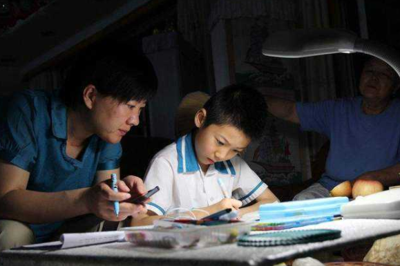 清华校园街头采访走红，出镜学霸造型引热议，网友：一看就很稳重