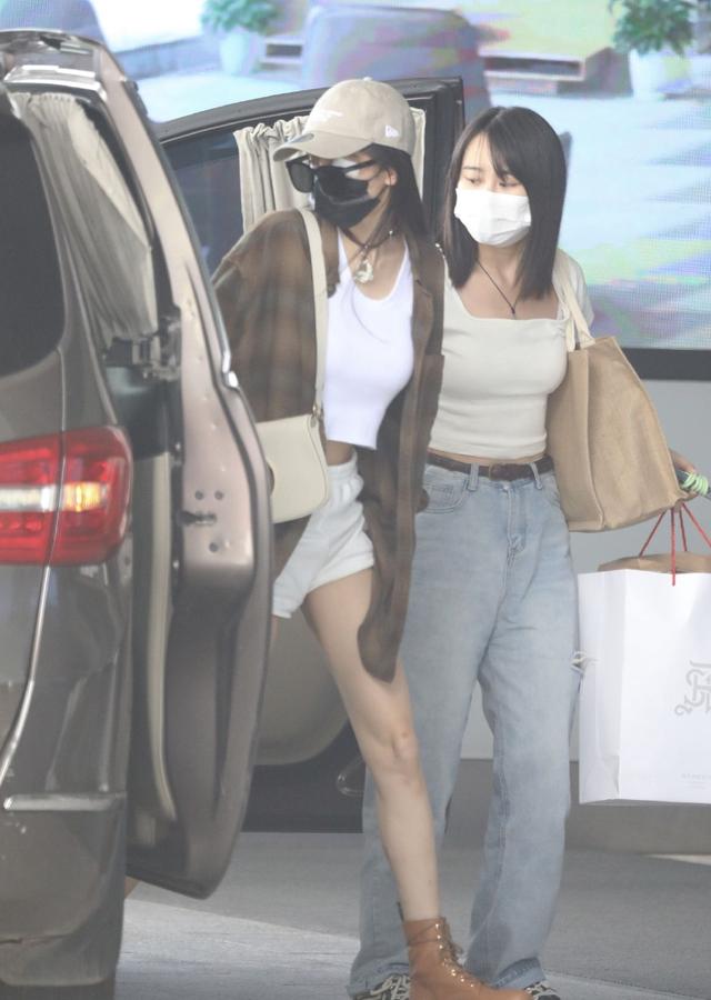 杨幂现身机场，一身清凉的穿着，大显身材