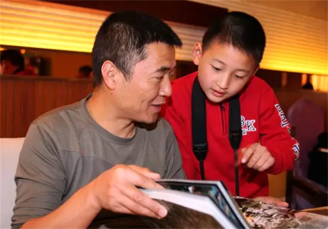 杨卫华说他自从1988年从事摄影工作以来,就保存了大量的老胶片底片,这