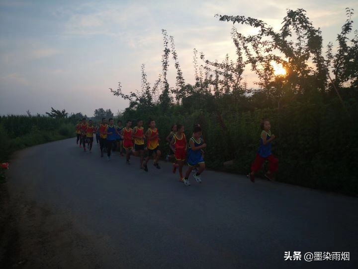 东北体育老师半生未婚，却被120个孩子叫爸爸，媒体跟踪报道12年