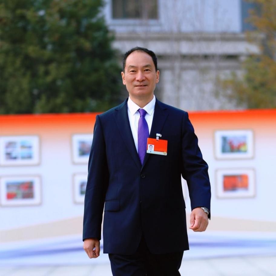 火遍媒体！这26位人大代表、12位政协委员，全部进京履职，全毕业于同一所大学！