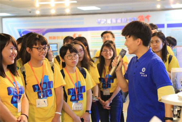 冯琳亮相冬奥会，C位领舞“艳压群芳”，保研到复旦还是“校花”