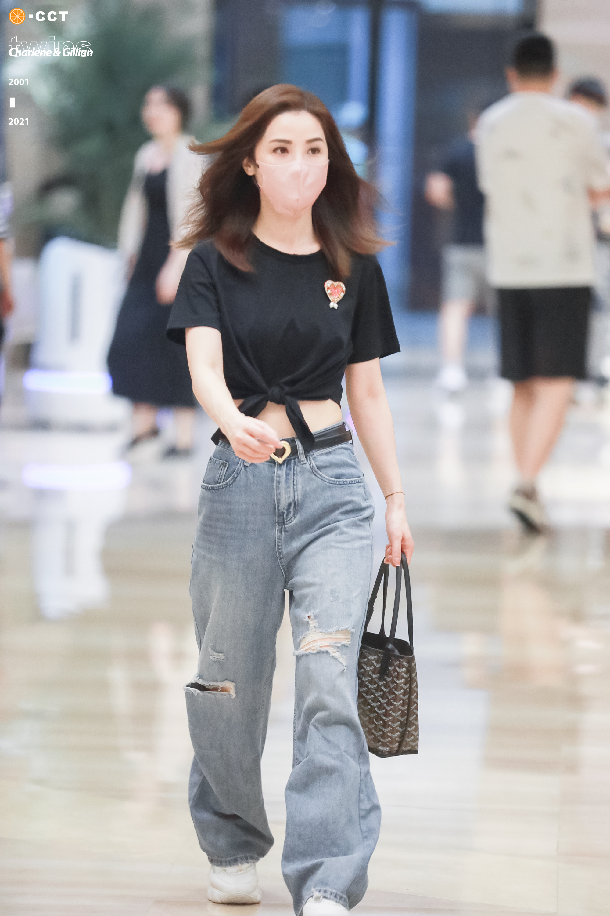 蔡卓妍身着 ST. JOHN 花呢之爱T恤