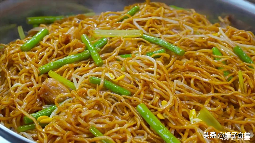 面条别水煮，放锅里简单一蒸，筋道、爽滑、入味，一次3碗吃不够