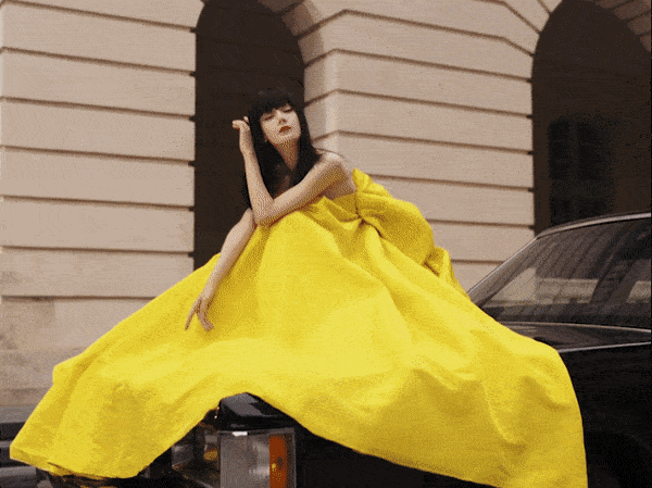 热巴穿仙女裙赤脚舞动 明艳黄色凸显白皙皮肤